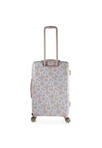 Maleta rígida con ruedas en rosa claro con patrón de logo blanco, asa retráctil, ruedas dobles y un asa lateral.