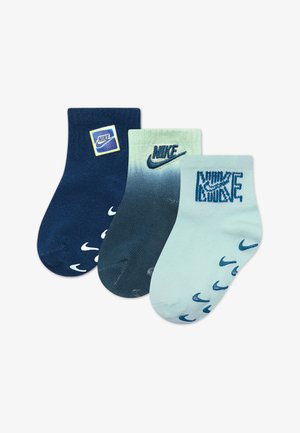 Tri páry ponožiek Nike: námornícka modrá, gradientná zelená odtieň s mätovo zelenou a akcentmi loga. Bavlnený materiál s rebrovanými manžetami a vzormi loga.