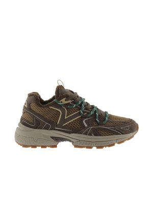 Sneaker sportiva marrone e beige con pannelli in mesh, lacci verdi e marroni e suola spessa e testurizzata.