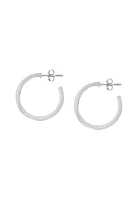 Orecchini a cerchio in argento con una finitura lucida e piccoli dettagli in rilievo lungo il bordo esterno. Forma circolare elegante e chiusura a perno.