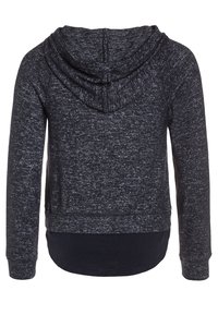 Felpa con cappuccio grigio scuro, caratterizzata da un tessuto strutturato, maniche lunghe e orlo arrotondato. Vista posteriore che mostra il dettaglio del cappuccio e le cuciture.