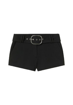 Pantalones cortos negros de tela con cintura ajustada, con un cinturón ancho y una hebilla rectangular plateada, y bolsillos laterales.
