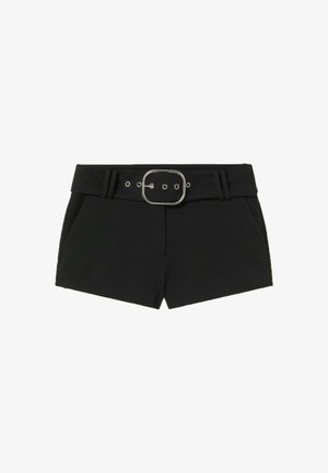 Pantalones cortos negros de tela con cintura ajustada, con un cinturón ancho y una hebilla rectangular plateada, y bolsillos laterales.