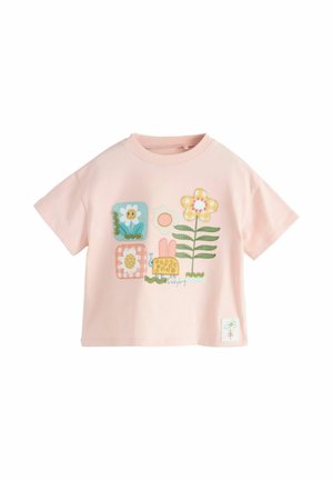 Lichtroze T-shirt met korte mouwen, met kleurrijke bloemen in patchworkstijl en een afbeelding van een glimlachende lieveheersbeestje aan de voorkant.