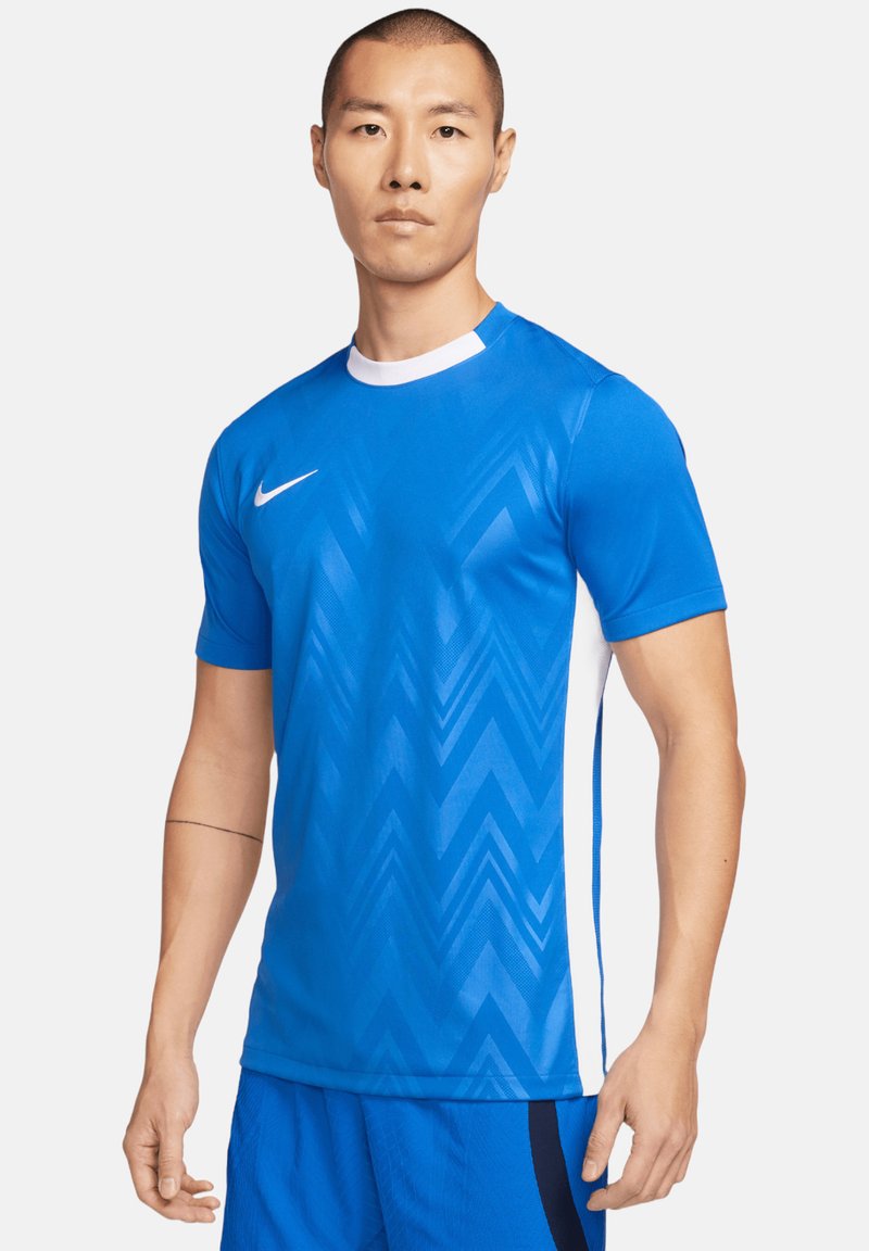Blauwe sportt-shirt met een zigzagpatroon, korte mouwen en witte accenten op de schouders. Gemaakt van lichtgewicht, ademend materiaal.