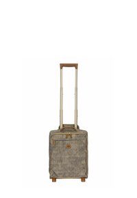 Trolley bag à roulettes en tissu brun texturé avec une fermeture éclair dorée, une poignée extensible beige et des accents en bois à la base.