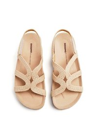 Sandalias beige con correas trenzadas, una plantilla acolchada y una suela plana. Presenta un área amplia para los dedos y sin acentos de hardware visibles.