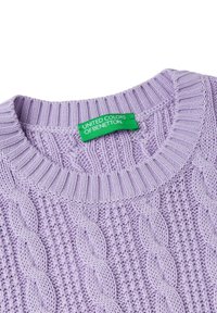 Vaaleanlila suuri neulepuseron kaula-aukko, jossa ribbetty kaulus ja vihreä "United Colors of Benetton" -kangastunniste.