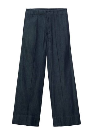 Pantalones de pierna ancha en denim oscuro, con una cintura alta, pliegues frontales y una textura suave. El dobladillo es recto sin detalles adicionales.