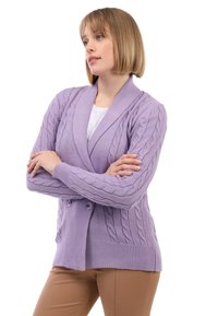 Cardigan lilac in maglia a treccia con colletto a scialle, caratterizzato da un motivo testurizzato e due bottoni frontali. Materiale in maglia morbido con polsini a coste.