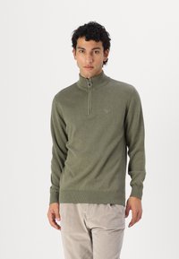 Olivgrüner Strickpullover mit einem Viertelreißverschluss, gerippten Bündchen und Saum, mit subtilen Logodetails auf der Brust und einer glatten Textur.