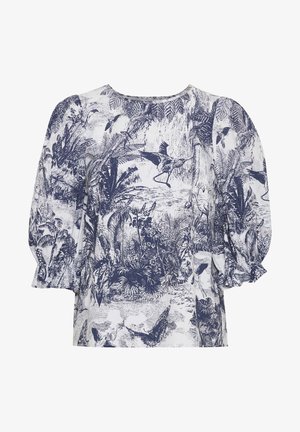 Langsleeve blouse van witte stof met een blauw botanisch patroon. Heeft een ronde halslijn en gathered puff mouwen. Ontspannen pasvorm.