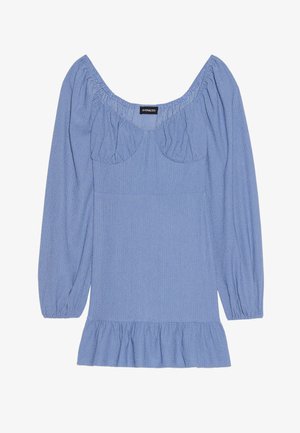 Blå tekstureret bluse med lange pufærmer, en bred halsudskæring og en flæset kant. Har sammensnørede detaljer ved skuldrene og brystet.