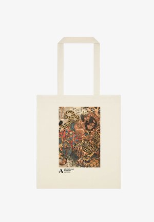 Beżowa torba na ramię z kolorową grafiką wojownika walczącego z dwoma tygrysami oraz logo Ashmolean Museum Oxford pod grafiką.