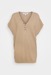 Beige V-hals strikket top med korte, cap ærmer og knapdetaljer ned foran. Blød tekstur med en afslappet, løs pasform.