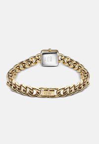 Montre-bracelet en or avec un cadran carré argenté, finition polie et logo gravé sur le fermoir et le fond de boîtier. Résistante à l'eau.
