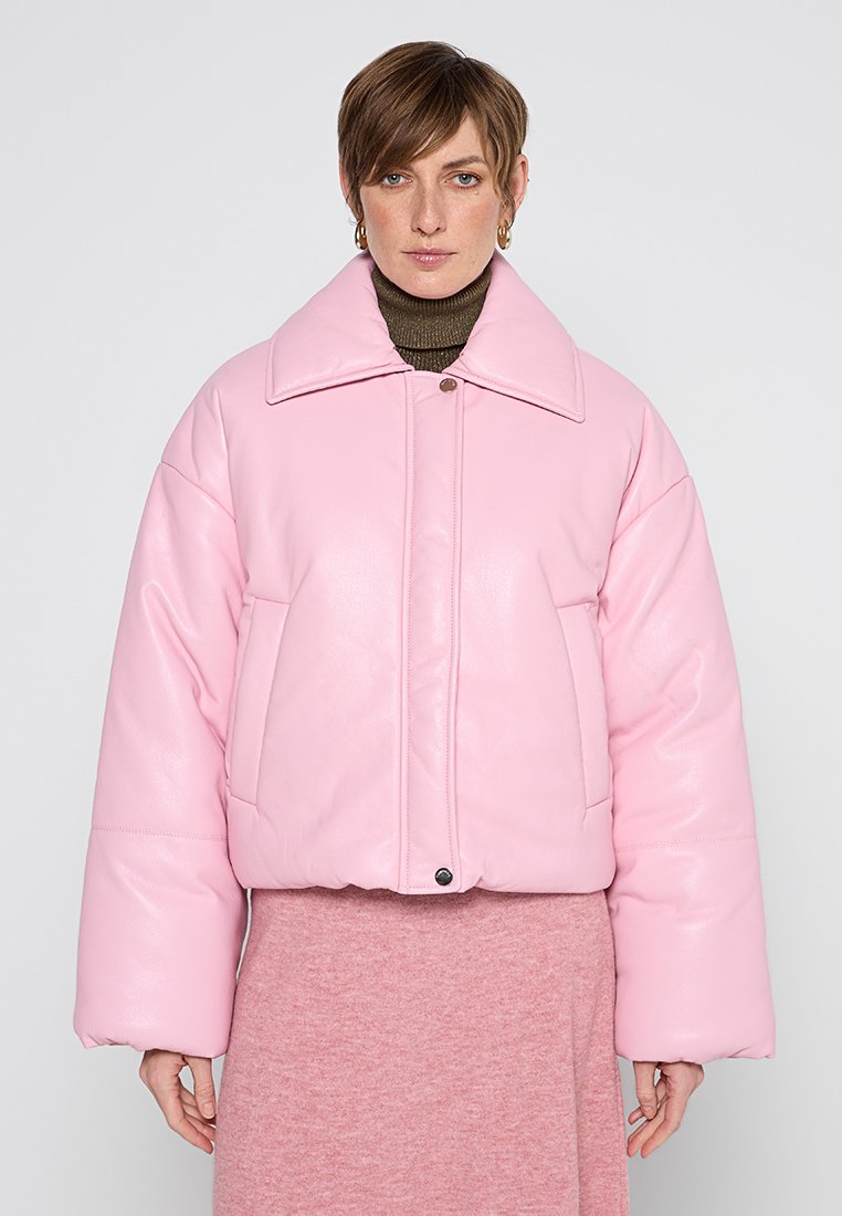 Nanushka Imitatieleren jas donkerroze Nanushka Imitatieleren jas donkerroze