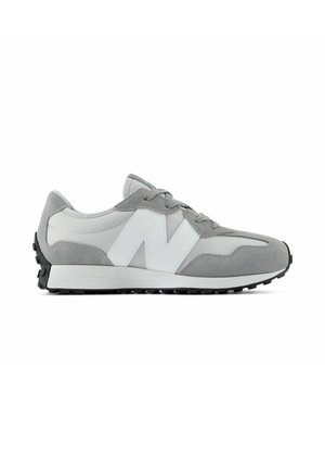 Grå og hvid atletiksneaker med ruskind og mesh-materialer, snørelukning og tekstureret sort sål vendt mod venstre på hvid baggrund.