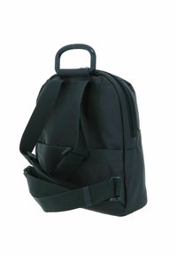 Zaino in tessuto nero con spallacci regolabili, maniglia superiore e scomparto principale con cerniera. Superficie testurizzata e dettagli hardware minimali.