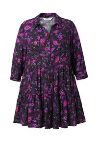 Sort kjole med en violet og pink påfugl fjerprint, knaplukning foran, krave og lagdelt skørt med lange ærmer. Blød stofstruktur.