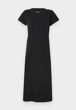 Vestido negro de manga corta hecho de una tela suave, con escote redondo, cuerpo ajustado con costuras verticales y falda larga.