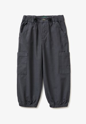 Ciemnoszare spodnie bojówki z elastyczną talią i mankietami, dwoma bocznymi kieszeniami oraz zapięciem na guziki z przodu.