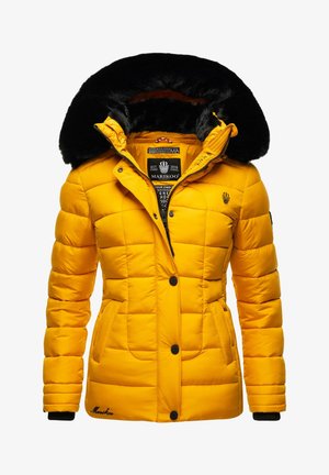 Keltainen pehmustettu takki, jossa on tekoturkishuppu, mustia yksityiskohtia hihansuissa ja vetoketjullinen etuosa. Ominaisuuksiin kuuluu sivutaskut ja logo rinnassa.