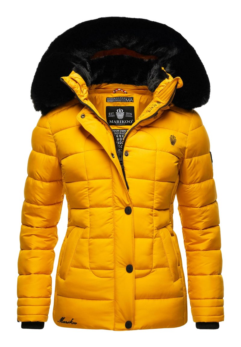Chaqueta amarilla acolchada con capucha de pelo sintético, detalles negros en los puños y cierre con cremallera en la parte delantera. Cuenta con bolsillos laterales y un logo en el pecho.
