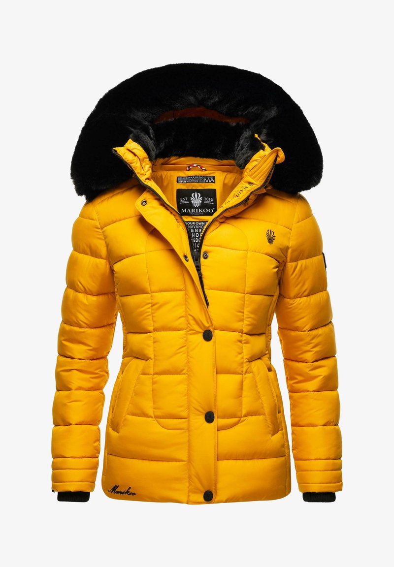 Gul, polstret jakke med en faux fur hætte, sorte detaljer ved ærmerne og en lynlås foran. Har sidelommer og et logo på brystet.