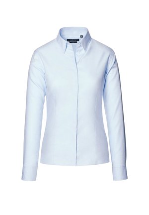 Jasnoniebieska koszula z długim rękawem wykonana z bawełny. Posiada wąski kołnierzyk, zapięcie na guziki z przodu oraz dopasowany krój z delikatnymi pionowymi szwami.