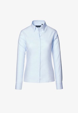 Jasnoniebieska koszula z długim rękawem wykonana z bawełny. Posiada wąski kołnierzyk, zapięcie na guziki z przodu oraz dopasowany krój z delikatnymi pionowymi szwami.