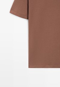 Bruin T-shirt met korte mouwen, vervaardigd uit een gladde stof met een rechte zoom, voorzien van gestikte naden en zonder extra patronen of accenten.
