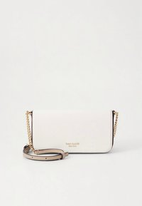 Bolso bandolera de cuero blanco con detalles en cadena dorada, con un diseño rectangular sencillo y una correa desmontable. Logo de la marca en el frente.