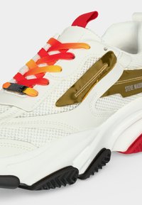 Λευκό chunky sneaker με κορδόνια με κόκκινο και πορτοκαλί διαβάθμιση, χρυσή λεπτομέρεια στο πλάι, μαύρη και κόκκινη λαστιχένια σόλα και κόκκινη θηλιά στην φτέρνα.