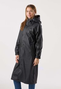 Czarny wodoodporny długi płaszcz z kapturem, wykonany z błyszczącego materiału. Posiada guziki, elastyczne mankiety i boczne kieszenie. Logo na piersi.