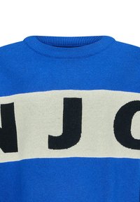 Blauer Strickpullover mit rundem Ausschnitt, ausgestattet mit einem weißen Band und großen schwarzen Buchstaben "NJO" über der Brust. Weicher Stoff, lässiges Design.