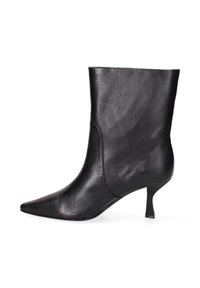 Stivale ankle in pelle nera con punta affusolata e tacco kitten a trapezio. Texture liscia con un design elegante e minimalista, senza decorazioni visibili.