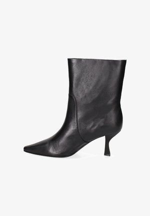 Schwarze Leder-Chelsea-Stiefelette mit spitzer Zehenpartie und schmalem Kitten-Absatz. Glatte Textur mit einem eleganten, minimalistischen Design und ohne sichtbare Verzierungen.