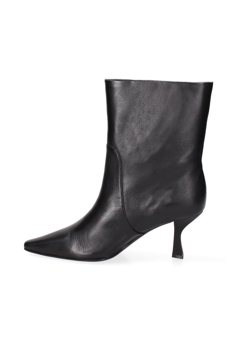 Stivale ankle in pelle nera con punta affusolata e tacco kitten a trapezio. Texture liscia con un design elegante e minimalista, senza decorazioni visibili.