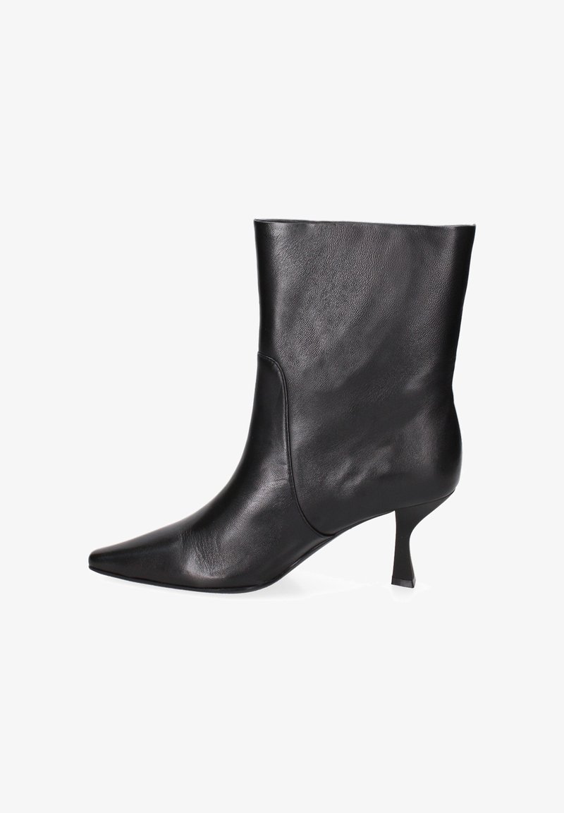 Bottine en cuir noir avec un bout pointu et un talon aiguille effilé. Texture lisse avec un design épuré et minimaliste, sans décorations visibles.