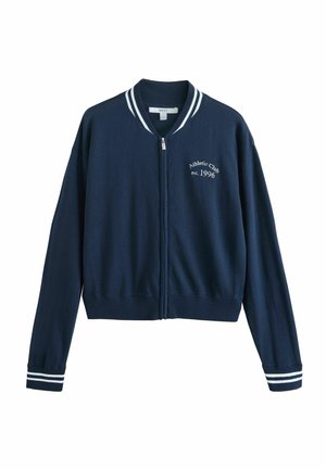 Chaqueta azul marino con cremallera, cuello y puños acanalados con rayas blancas, con el texto "Athletic Club est. 1996" en el pecho izquierdo.
