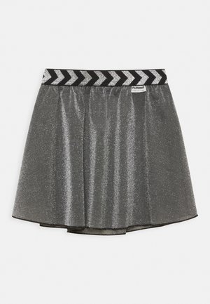 Grijze glitter rok met een zwart-witte chevron elastische tailleband. Heeft een uitlopende ontwerp en een gladde textuur voor extra beweging.