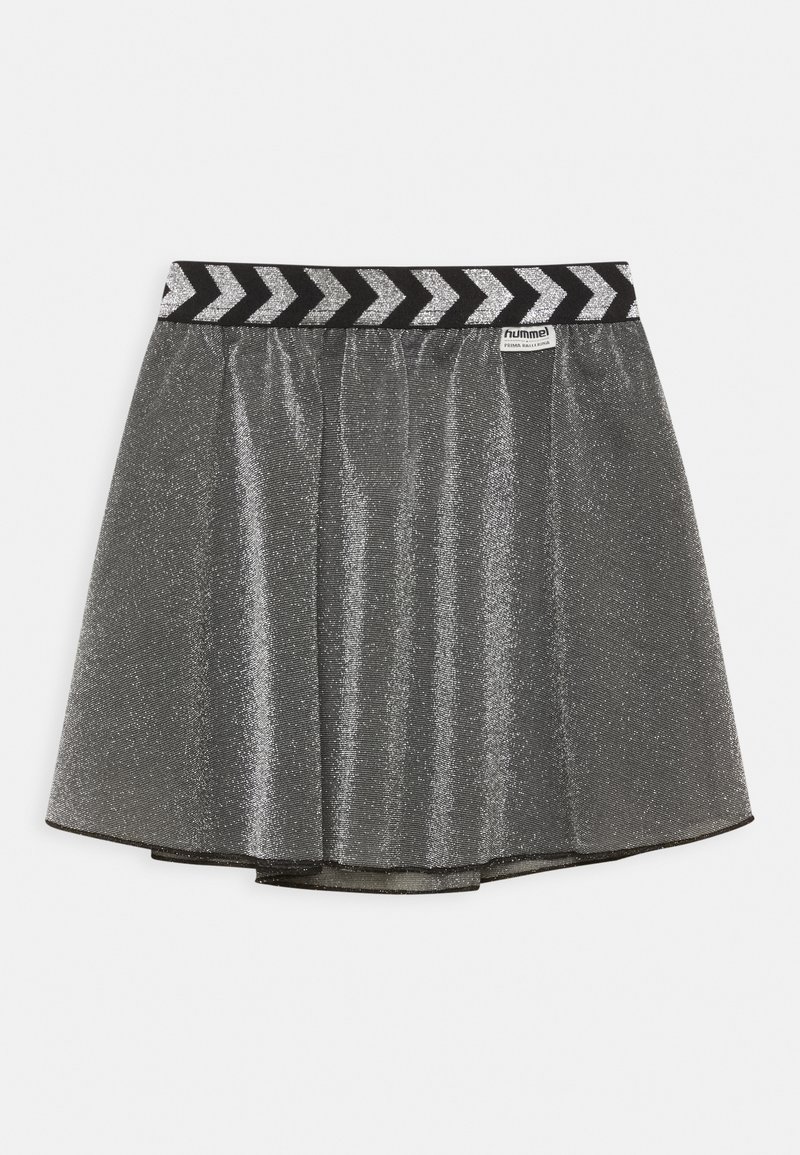 Grå glittrande kjol med ett svart och vitt chevron-mönstrat elastiskt midjeband. Har en utfläkt design och en slät textur för ökad rörelse.