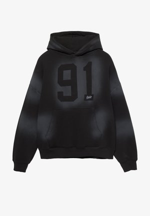 Czarna bluza z kapturem z efektem gradientu, z dużą grafiką "91" na przodzie, przednią kieszenią oraz ściągaczami na mankietach.