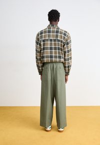 Obey Clothing OLIVER PLEATED - Trousers - tea leaf