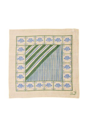 Carré de tissu beige avec une bordure de poissons bleus et des rayures diagonales centrales en vert, bleu et beige, signé en vert dans le coin inférieur droit.