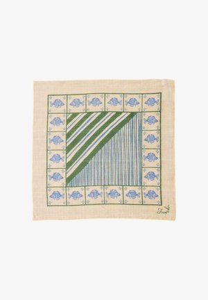 Carré de tissu beige avec une bordure de poissons bleus et des rayures diagonales centrales en vert, bleu et beige, signé en vert dans le coin inférieur droit.
