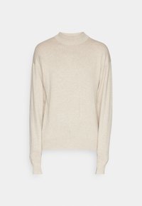 Beige Langarmstrickpullover mit geripptem Stehkragen, Bündchen und Saum, auf einem schlichten weißen Hintergrund präsentiert.