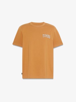 Orange bomulds T-shirt med rund hals og korte ærmer; har "TIMBS" logo i hvid på brystet. Blød tekstur, afslappet pasform.