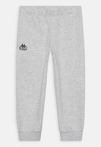 Helle graue Jogginghose mit elastischem Bund, gerippten Bündchen und einem dunkelblauen Kappa-Logo am oberen linken Bein. Weicher Stoff, lässiges Design.